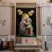 ...e decorato con statuette, candele e immagini sacre